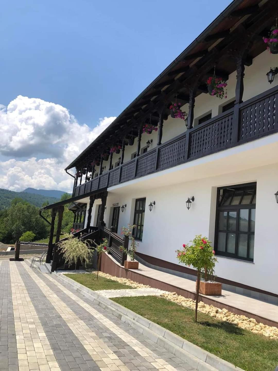 Apartamento Mosia Dar In Rai Berbesti Exterior foto